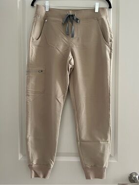 FIGS Zamora Jogger Scrub Pants – Sandstone Beige – Small Petite (S/P)